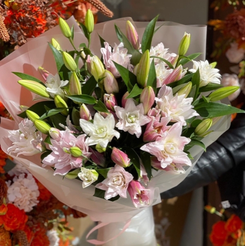 Букет из 11 ароматных пионовидных лилий в Кубинке