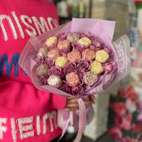 Букет из роз и шоколадных пионов в Кубинке