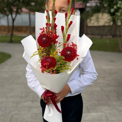 Букет на 1 сентября с красными гладиолусами, георгинами и калиной в Кубинке