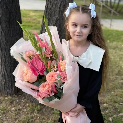 Букет на 1 сентября с гладиолусами, розами и антуриумом в Кубинке