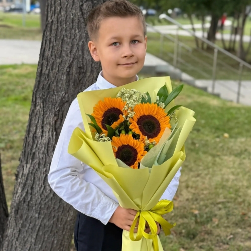 Букет на 1 сентября из 3 подсолнухов и лимониума в Кубинке