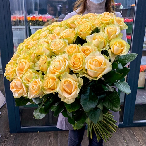 75 роз Аваланж (70 см) в Кубинке