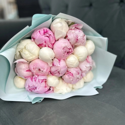 Микс из 19 бело-розовых пионов в Кубинке