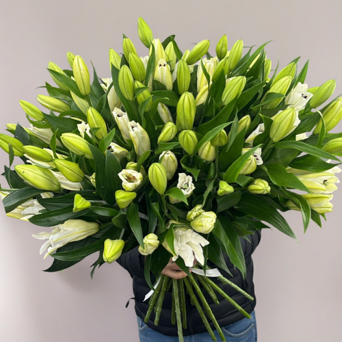 Объемный букет из 27 ароматных белых лилий в Кубинке