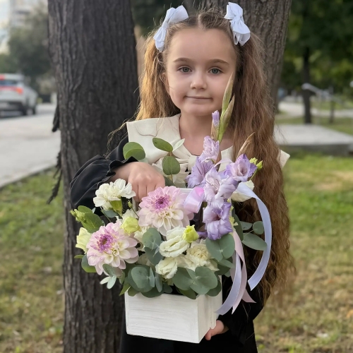 Композиция с георгинами на 1 сентября в белом ящике в Кубинке