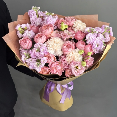 Букет "Амели" из ароматных маттиол, пионовидных кустовых роз Джульетта  эустом и диантусов в Кубинке