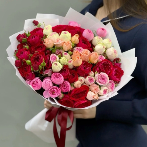 Букет из 15 разноцветных веток кустовых роз в Кубинке
