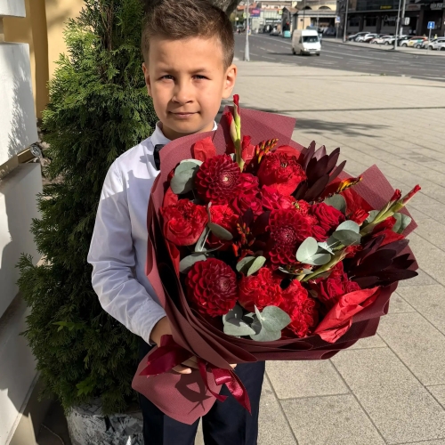 Букет с георгинами, розами и леукадендроном в Кубинке