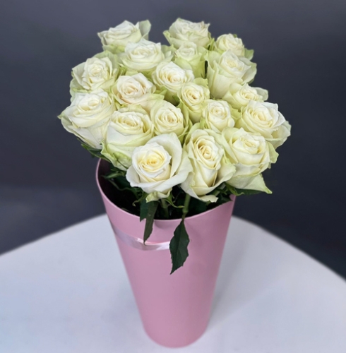 19 белых роз Кения в конусе в Кубинке