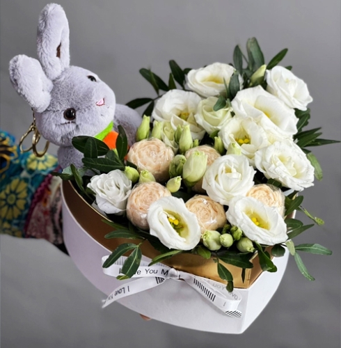 Композиция в коробке сердца из шоколадных пионов и эустом в Кубинке