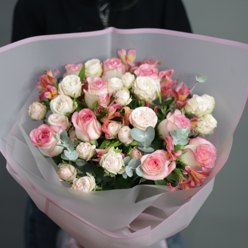 Букет "Розовый фламинго" из роз, альстромерии и эвкалипта в Кубинке