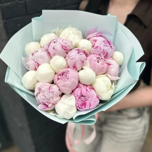 Микс из 19 бело-розовых пионов в Кубинке
